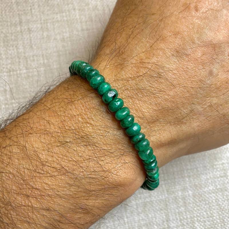 Roher Smaragd Edelstein Armband Sterling Silber Verschluss, Zarte Stacking Schmuck von Irisjewelerystudio