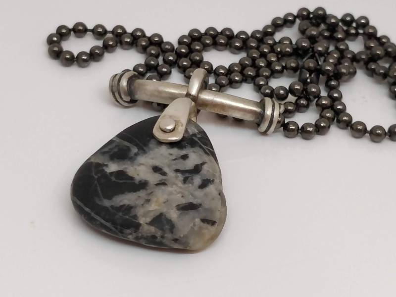 Schwarz Und Weiß-strand-Kiesel-Halskette von Iriszarurdesigns