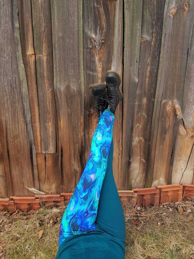 Ab 39 Euro Damen Leggings Zweigeteilt Ein Bein Petrol Das Andere Mit Marmorierten Spacigem Batikmuster , Zweifarbig Funky von Irmanaeht