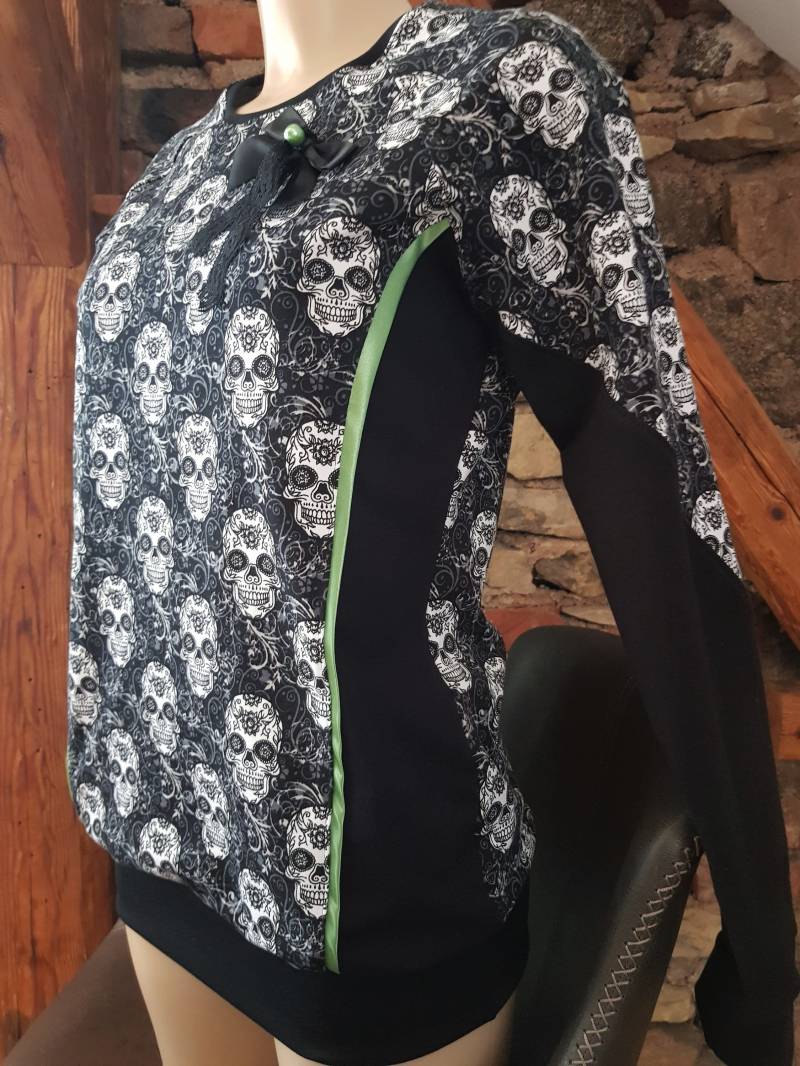 Ab 82 Euro Sweater Damen Pullover Raglanoberteil Oberteil Frauen Gr.36-48 Totenköpfe Skull Seitenstreifen Schwarz/ Weiß Spitze von Irmanaeht