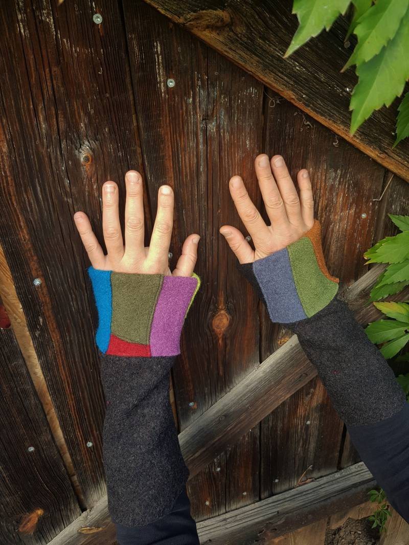 Armtulpen Aus Walk, Wärmende Stulpen, Bunte Handwärmer Wolle, Arm Stulpen Streifen Auf Grau, Anthrazit Armstulpen von Irmanaeht