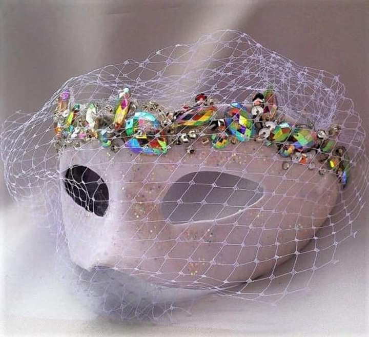 Weiße Satin Braut Maskerade Maske - Masquerade Maske, Borealis Kristalle Ball Accessoire, Blusher Schleier Weiße Satin Braut Maskerade Maske - Masquerade Maske, Borealis Kristalle Ball Accessoire, Blusher Schleier von IrmasMasks