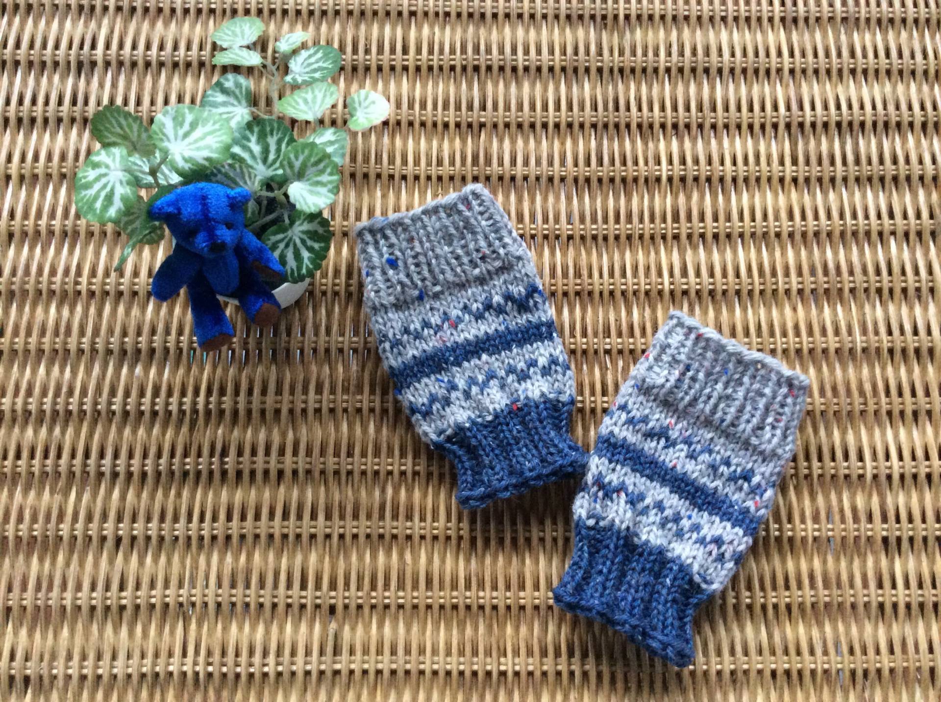 Babystulpen Handgestrickt Mit Muster, Beinstulpen Baby, Beinwärmer Aus Warmer Wolle Blau/Grau Tweed-Effekt von IrmisBastelstuebchen