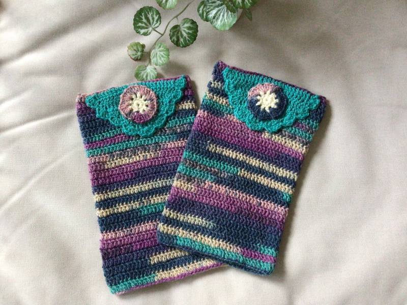 Damenstulpen Mit Seitlicher Zierlasche Und Blume, Beinstulpen Gehäkelt, Beinwärmer, Grün, Blau, Violett, Creme, Warme Stulpen von IrmisBastelstuebchen