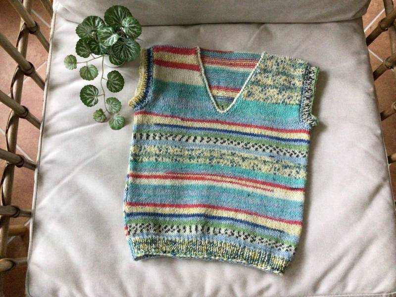 Handgestrickter Kinderpullunder Mit V-Ausschnitt Größe 74/80, Ärmelloser Kinderpulli Bunt Gemustert von IrmisBastelstuebchen