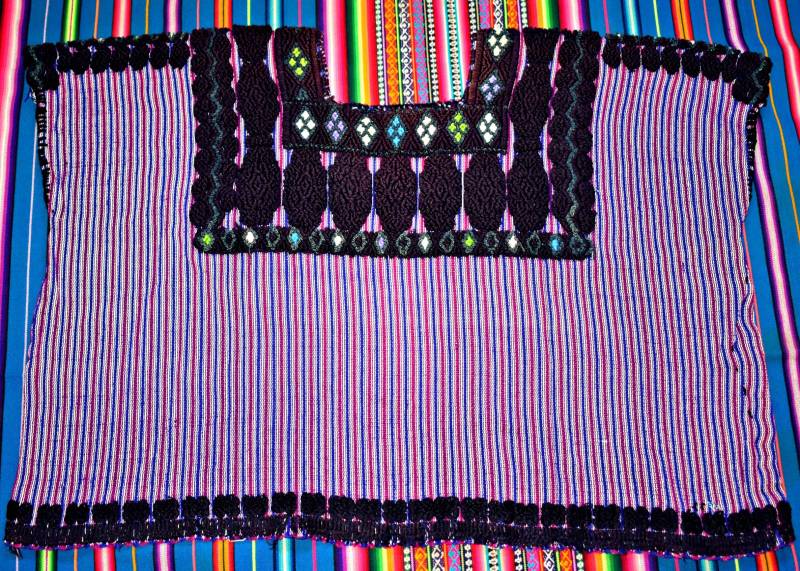 Vintage Lila Gestreifte Huipil-Bluse. Handgewebt Und Bestickt. 2-Seitige Stickerei Vintage Lila Gestreifte Huipil-Bluse. Handgewebt Und Bestickt. 2-Seitige Stickerei von IrokoVintage