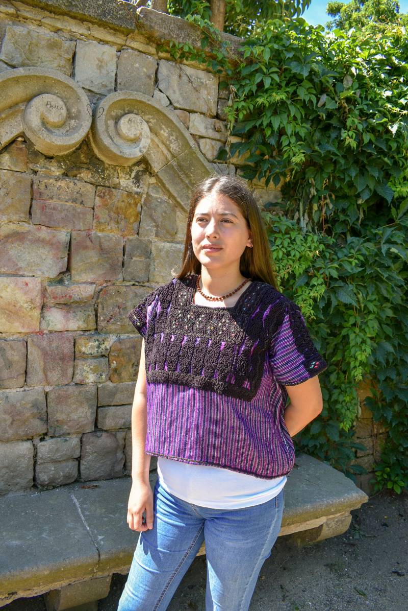 Vintage Lila Gestreifte Huipil-Bluse. Handgewebt Und Bestickt. 2-Seitige Stickerei Vintage Lila Gestreifte Huipil-Bluse. Handgewebt Und Bestickt. 2-Seitige Stickerei von IrokoVintage