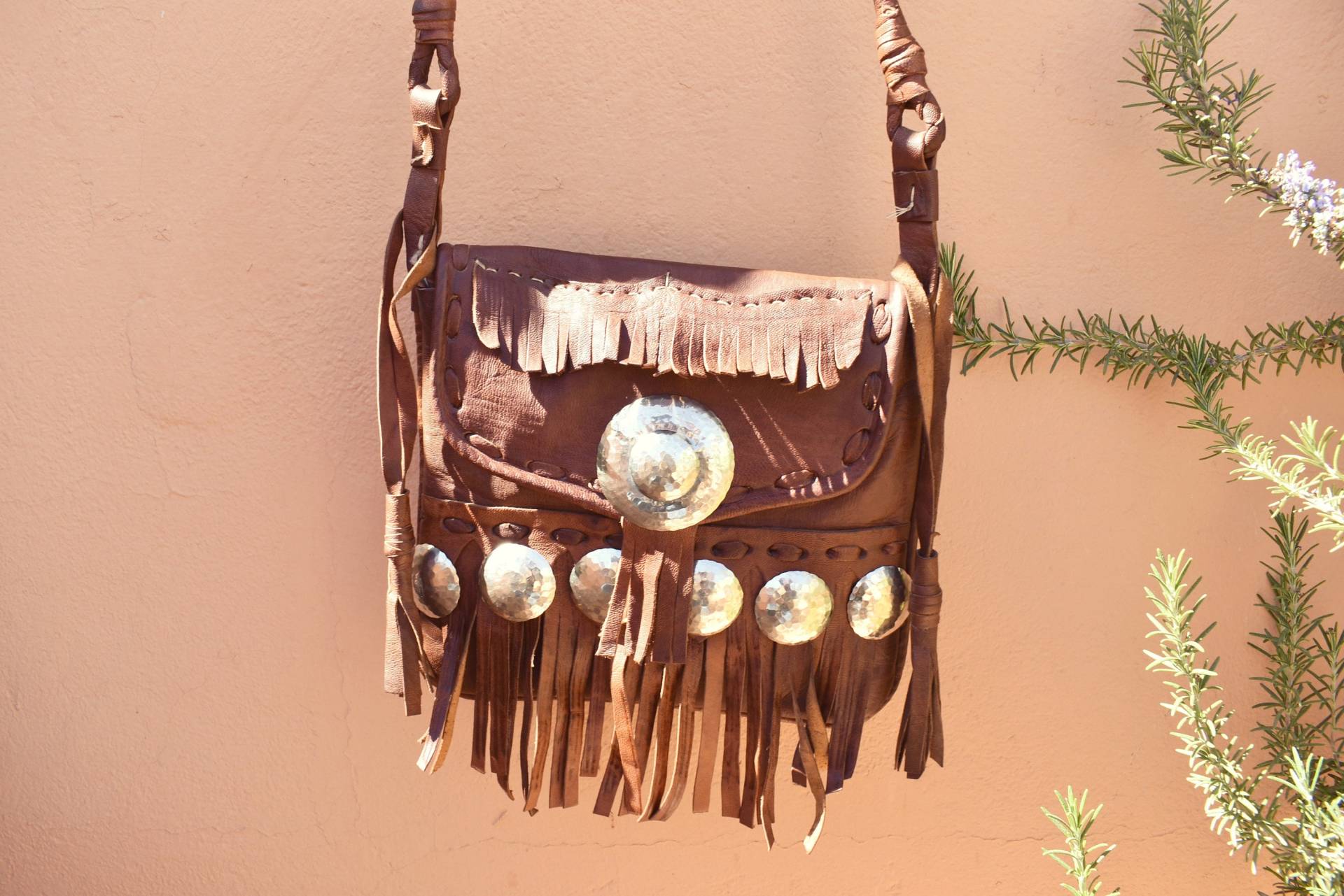 Vintage Tuareg Ledertasche Mit Fransen Und Conchos. Umhängetasche. Hellbraun Vintage Tuareg Ledertasche Mit Fransen Und Conchos. Umhängetasche. Hellbraun von IrokoVintage
