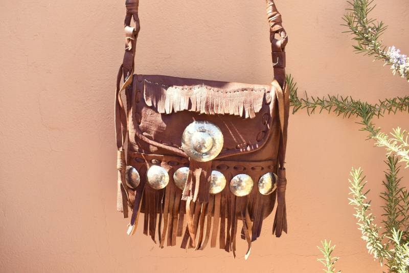 Vintage Tuareg Ledertasche Mit Fransen Und Conchos. Umhängetasche. Hellbraun Vintage Tuareg Ledertasche Mit Fransen Und Conchos. Umhängetasche. Hellbraun von IrokoVintage