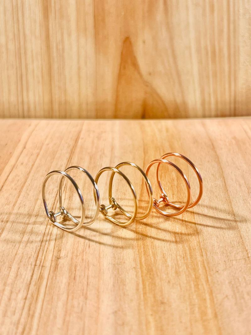 Der Trix Ring - Schmuck, Doppelband, Minimal, Zierlich, Schlicht, Abstrakt, Natürlich, Gold, Handgemacht, Limitierte Auflage Der Trix Ring - Schmuck, Doppelband, Minimal, Zierlich, Schlicht, Abstrakt, Natürlich, Gold, Handgemacht, Limitierte Auflage von IronAndGlassCo