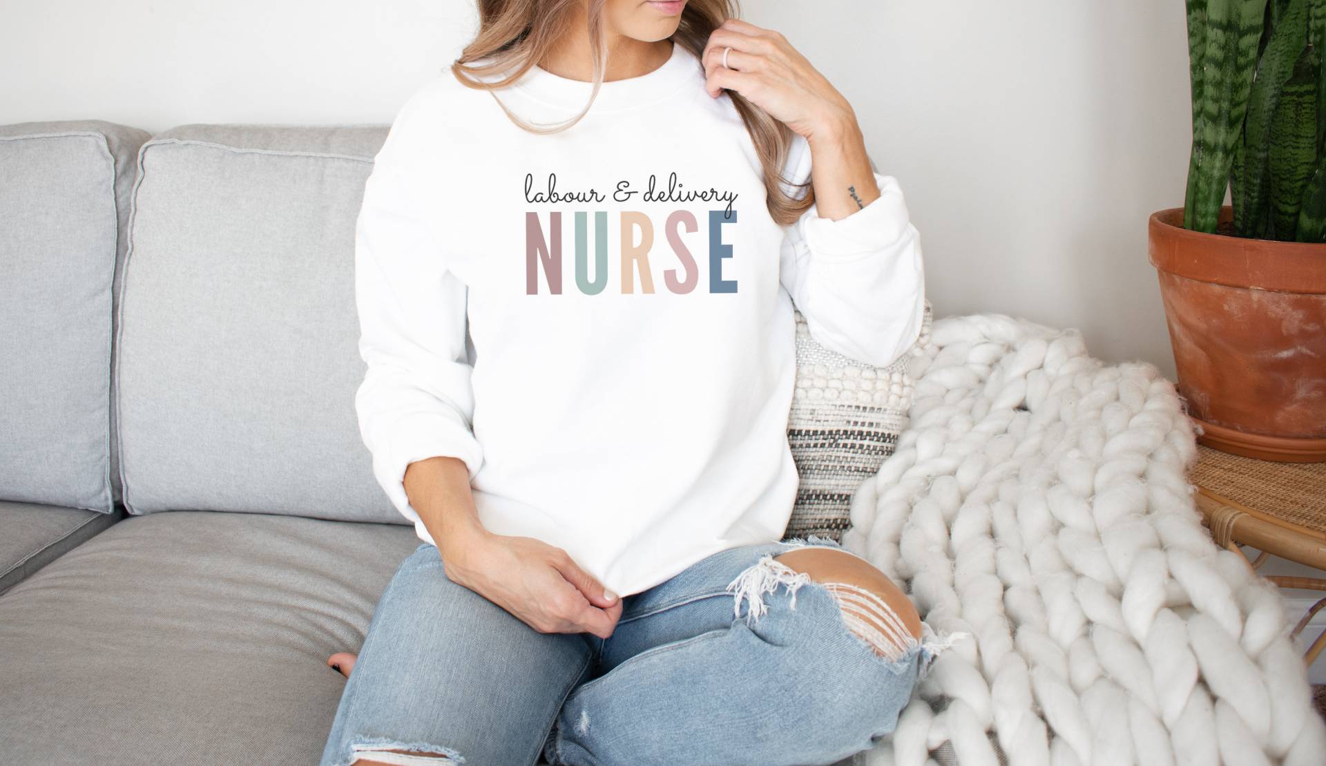 Arbeit Und Lieferung Krankenschwester Sweatshirt, Rn Geschenk, Abschlussgeschenk Für Die Krankenpflege, Baby Krankenschwester, Unisex von IronHorseStudios