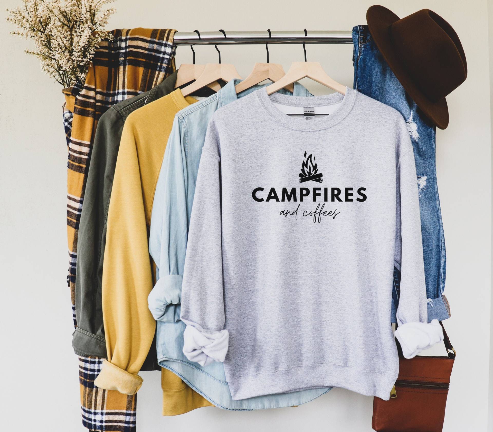 Camping Sweatshirt, Lustiges Shirt, Lagerfeuer Und Kaffee, Geschenk Für Camper, Camp Liebhaber, Natur Pullover, Ausflug, Campground von IronHorseStudios