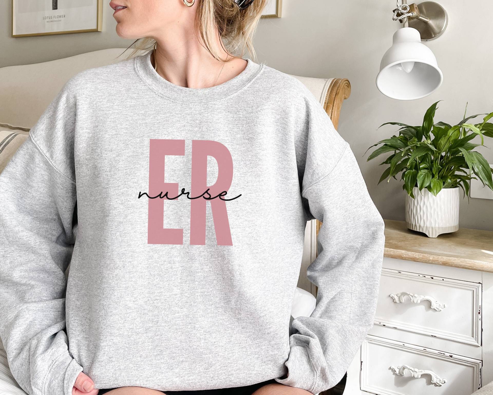 Er Krankenschwester Sweatshirt, Notfall Krankenschwester, Abschlussgeschenk, Notaufnahme Shirt, Trauma Hoodie, Neue Rn, Unisex Rundhalspullover von IronHorseStudios