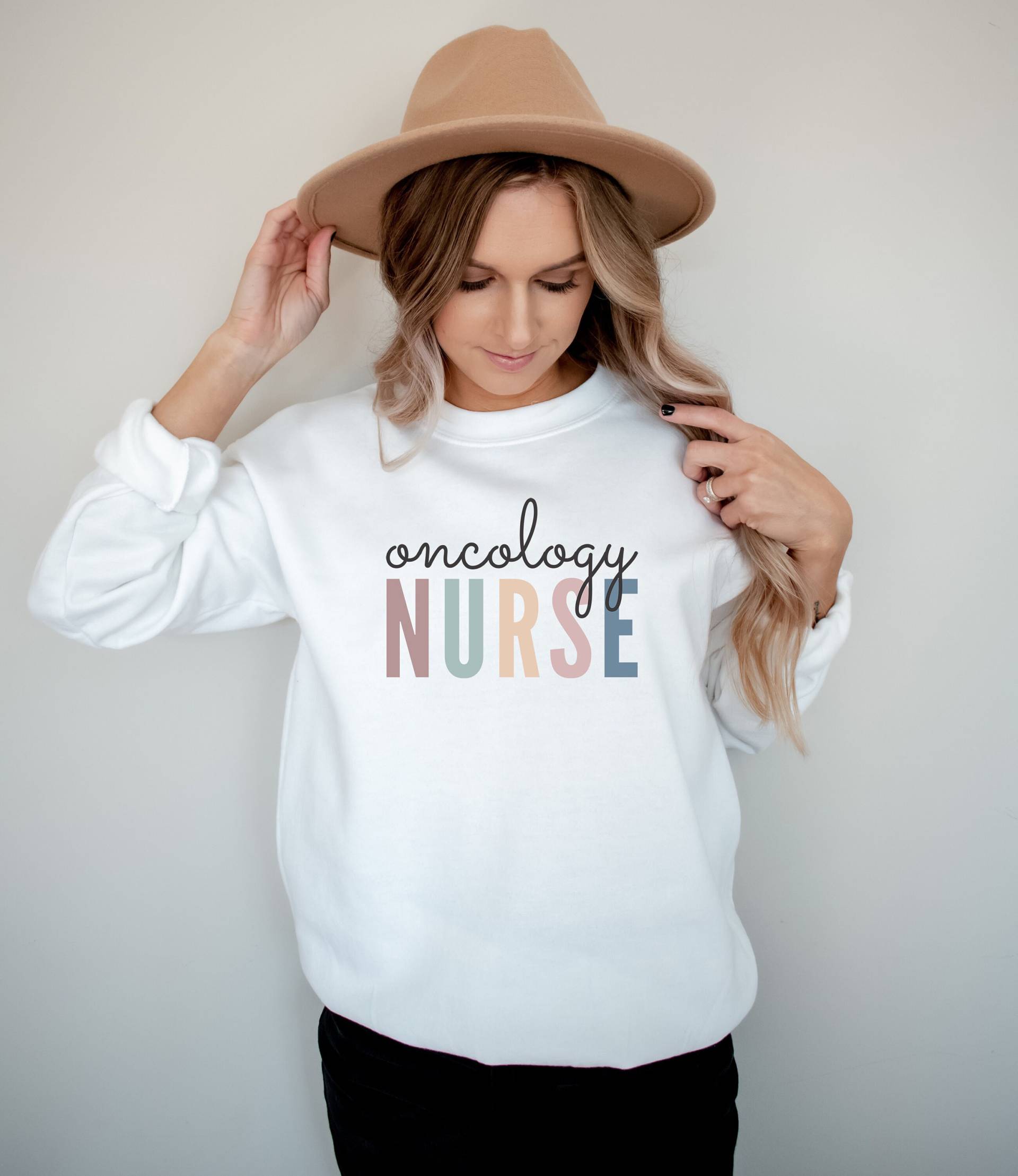 Onkologie-Krankenschwester-Sweatshirt, Onkologe, Geschenk Für Krankenschwester, Krebspflege, Onkologie-Pullover, Unisex Rundhalsausschnitt von IronHorseStudios