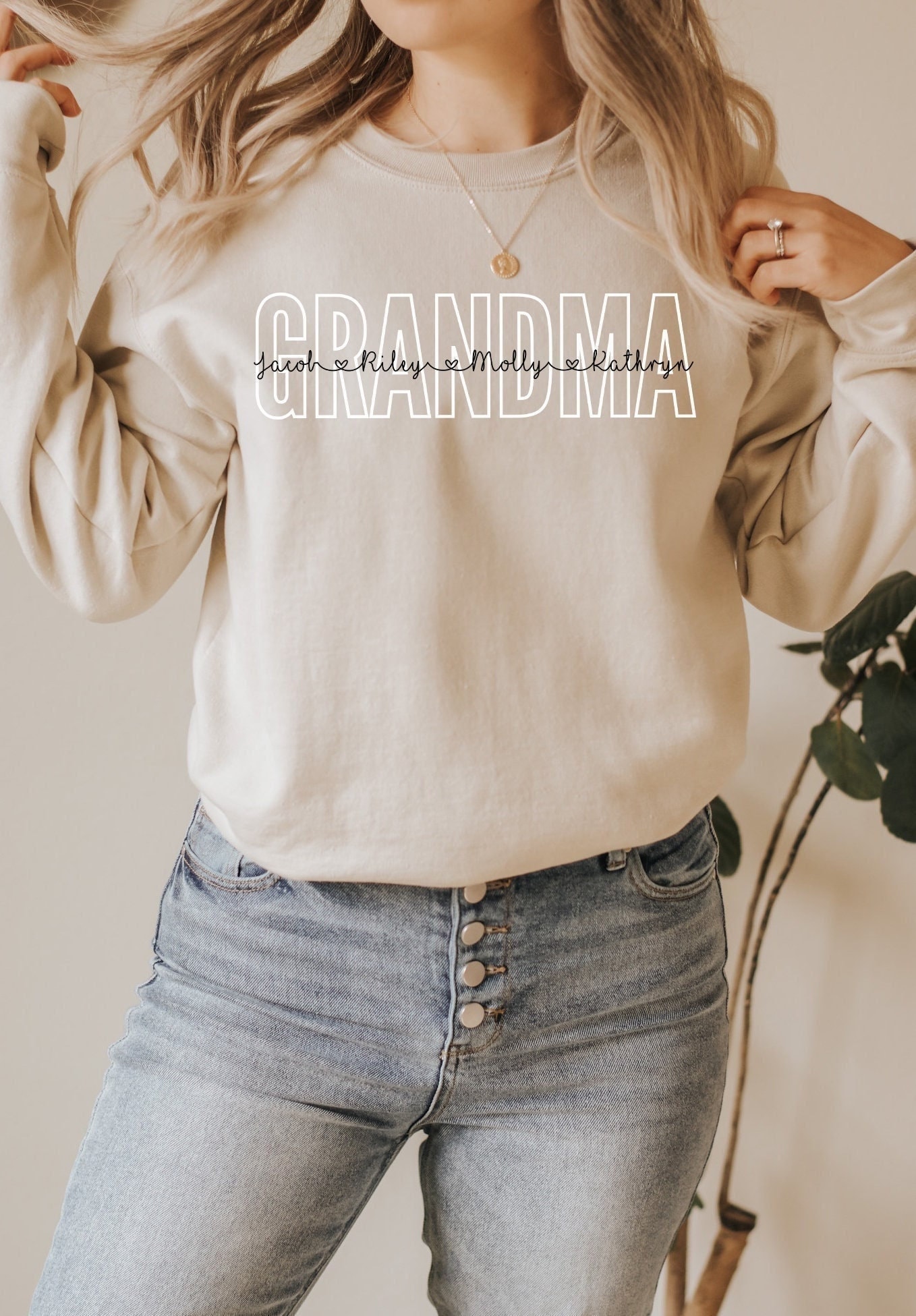 Personalisiertes Geschenk Für Oma, Custom Shirt Mit Kindernamen, Geschenke Mama, Geburtstagsgeschenk Nana, Großmutter Pullover Sweatshirt von IronHorseStudios