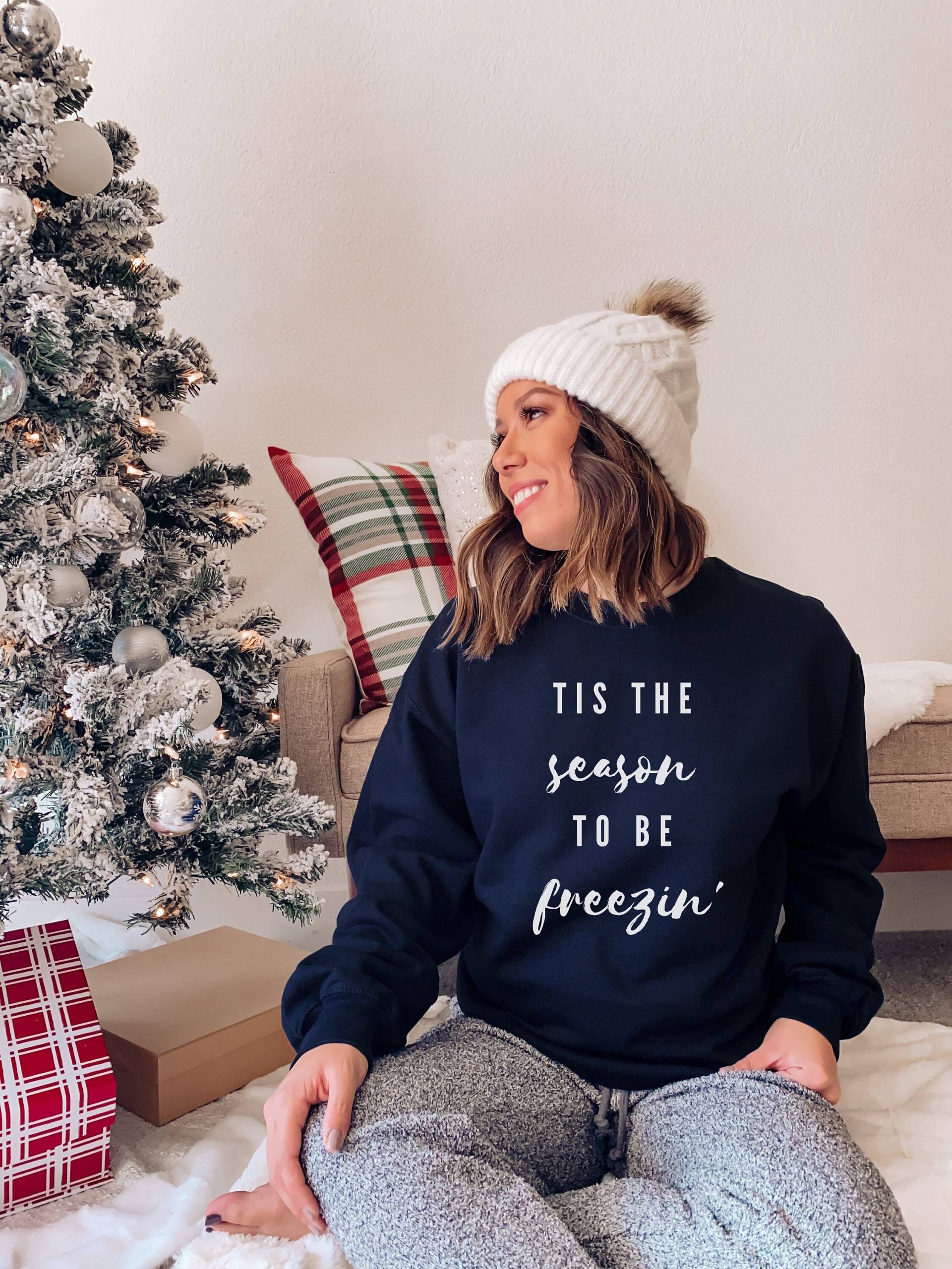 Tis The Season To Be Freezin "Sweatshirt, Familien-Weihnachtshemd, Schneeflocke-Weihnachtspullover, Weihnachtsgeschenk, Weiße Weihnachten, Let It von IronHorseStudios