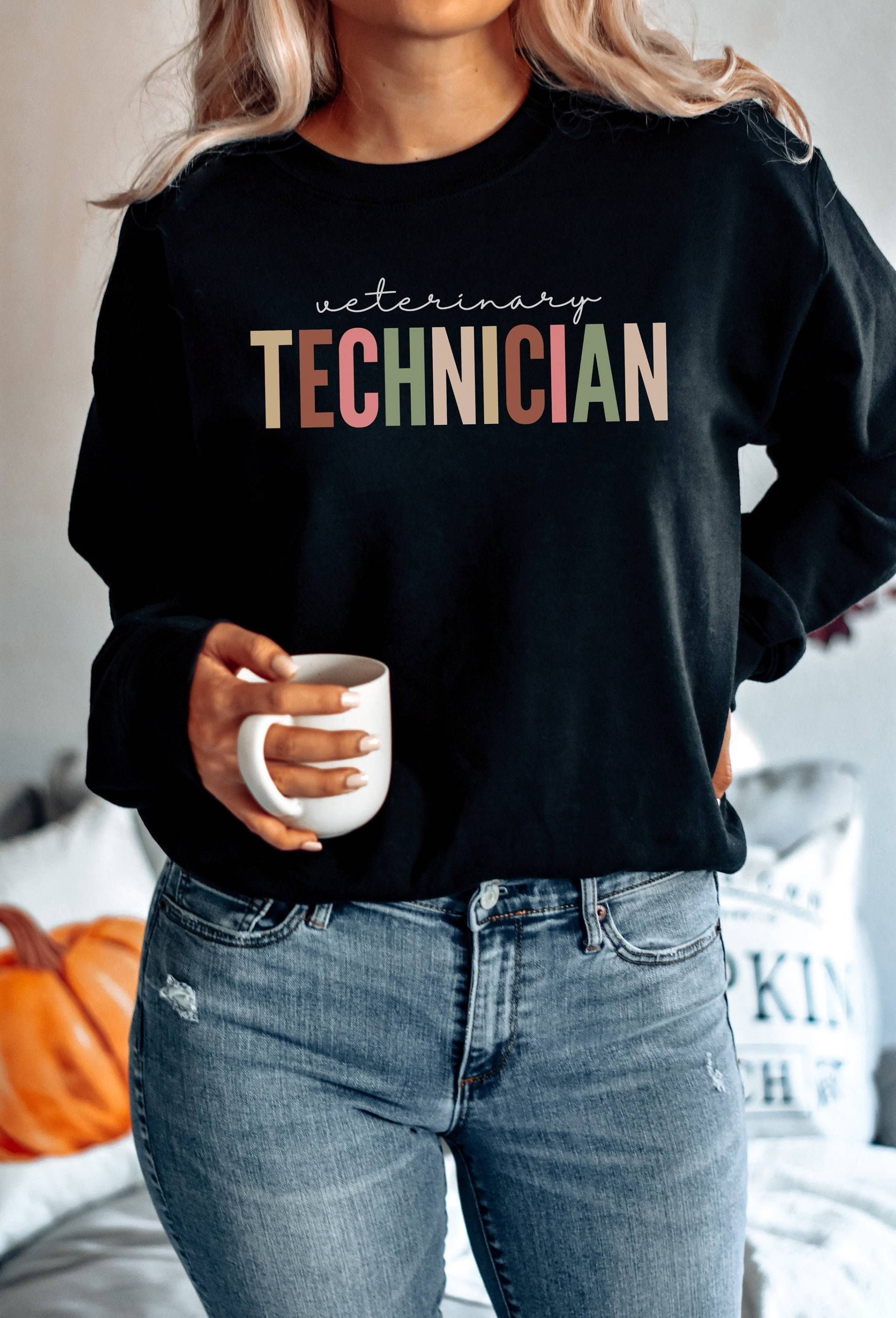 Veterinär Techniker Sweatshirt, Niedliches Tierärztin Geschenk, Pullover, Abschlussgeschenk, Technik Studentin, Unisex Rundhalspullover von IronHorseStudios