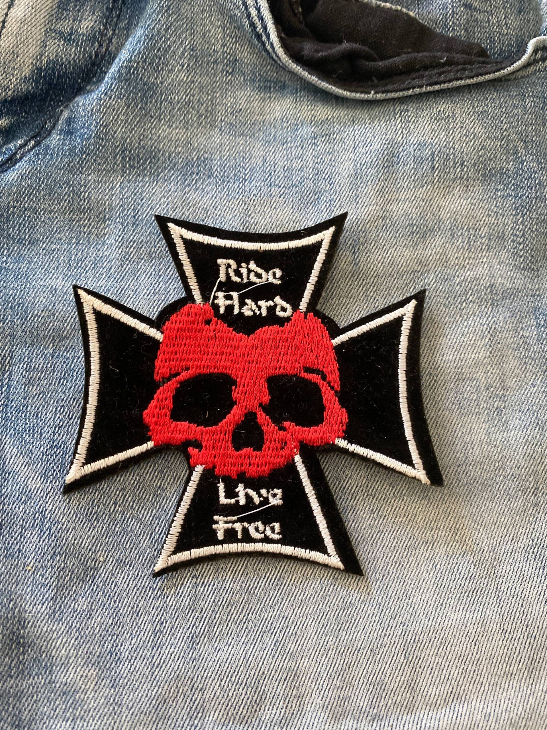 Totenkopf Aufnäher Für Denim Jacke Kreuzknochen Transfer Applikation Bestickt Rise Hard Live Free von IronOnPatchesQLD