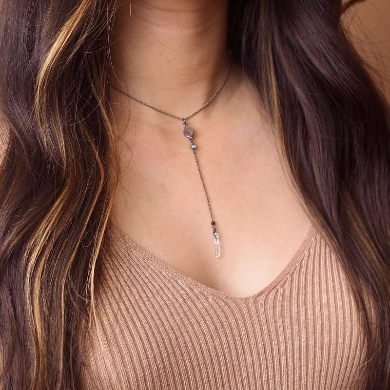 Labradorit Teardrop Lariat Halskette Mit Kristallspitze Labradorit Teardrop Lariat Halskette Mit Kristallspitze von IronOxide