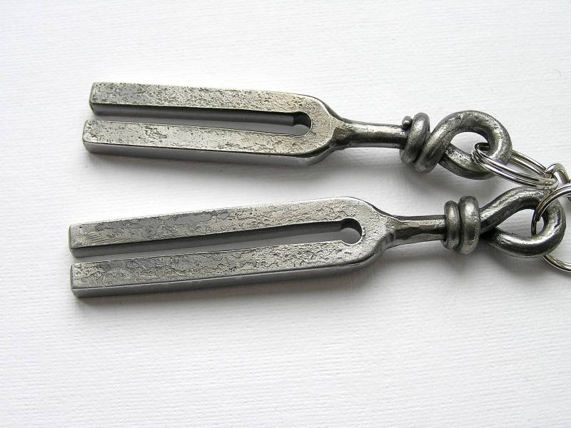Geschmiedete Stimmgabel Schlüsselanhänger Geschenk Musiker Housewarming Jubiläumsgeschenk Geschmiedete Stimmgabel Schlüsselanhänger Geschenk Musiker Housewarming Jubiläumsgeschenk von IronVineHistory