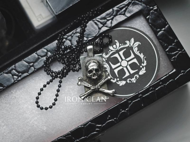 Memento Mori | Hand-Skulptierter Schädel Anhänger Männer Anhänger Memento Mori | Hand-Skulptierter Schädel Anhänger Männer Anhänger von IronclanJewelry
