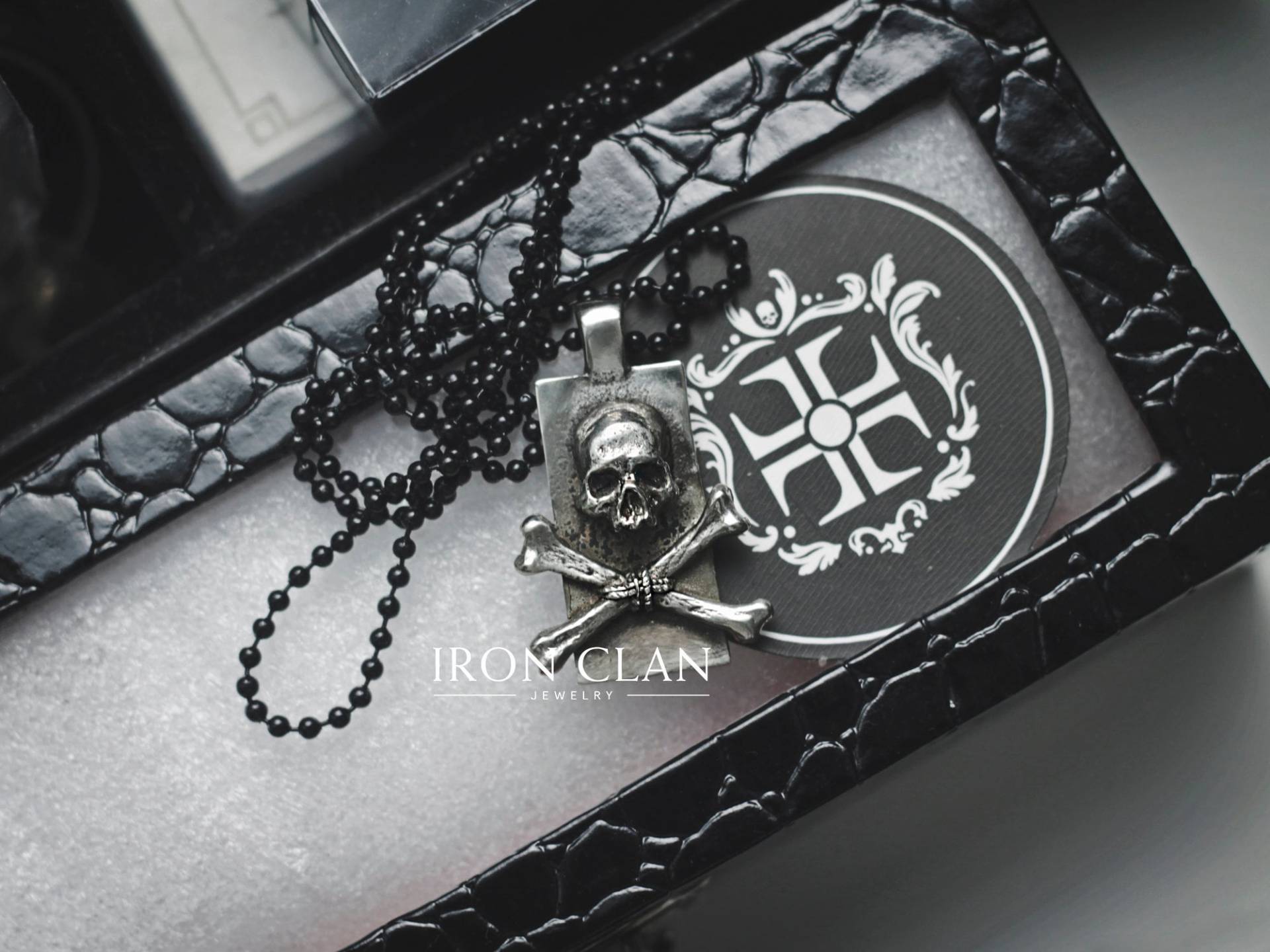 Memento Mori | Hand-Skulptierter Schädel Anhänger Männer Anhänger von IronclanJewelry