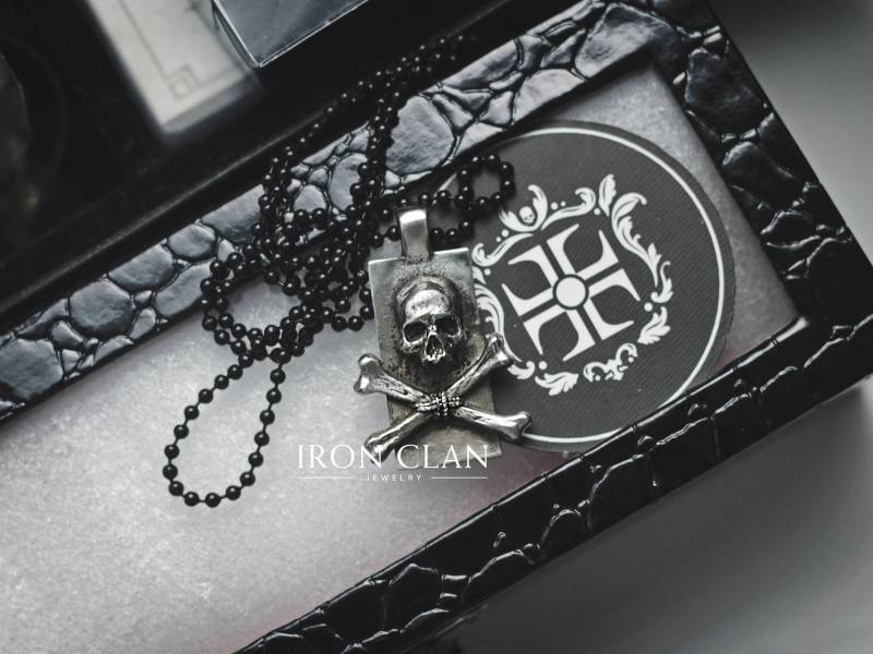 Memento Mori | Hand-Skulptierter Schädel Anhänger Männer Anhänger von IronclanJewelry