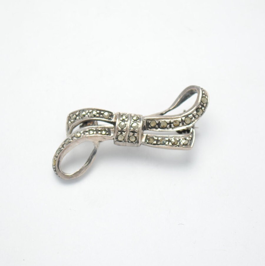 Vintage Silberbrosche in Form Eines Knotens, Besetzt Mit Markasit von Iroquoise