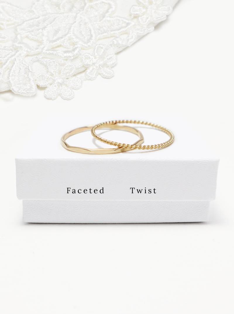 14K Solid Gold Ringe Für Frauen, Dünner Twist Ring, Facettenring Zierliche Ehering Bandring, Versprechen Verlobungsring | Gladness-Ringe von IrresistiblyMinimal