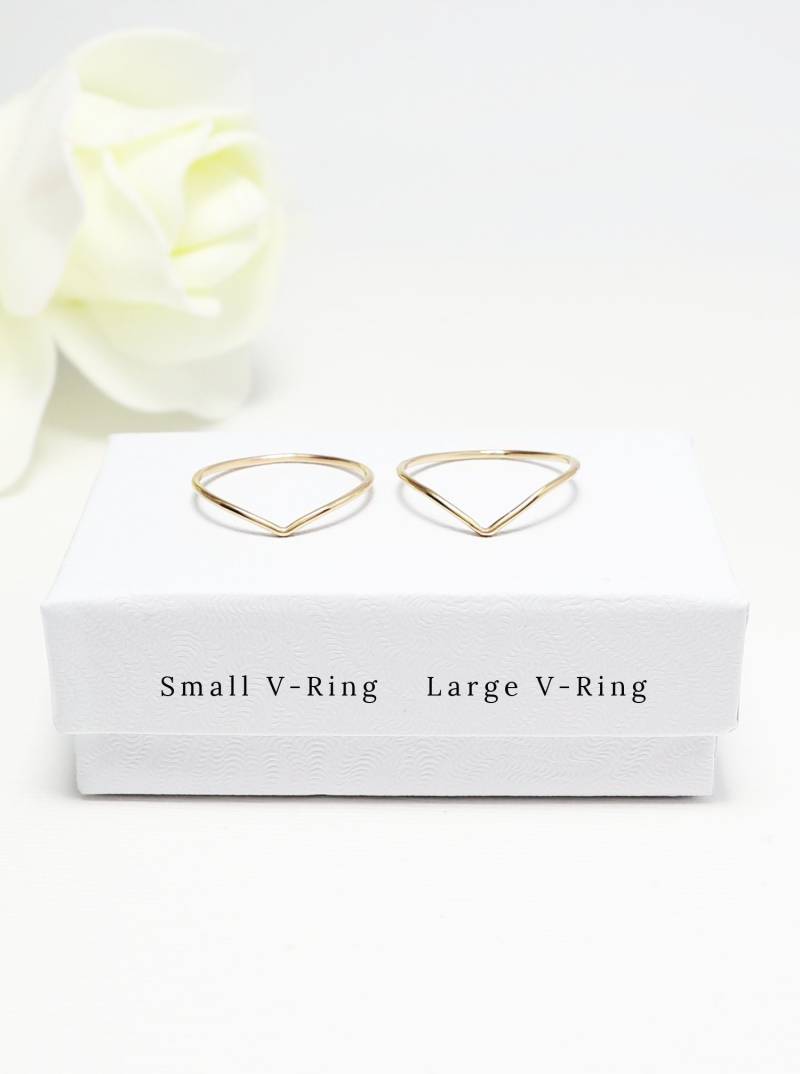 14K Solid Super Dünner Gold Chevron Ring, V-Goldringe Für Frauen, Gebogener Zierliche Ehering, Versprechen Verlobungsring | Esprit Ringe von IrresistiblyMinimal