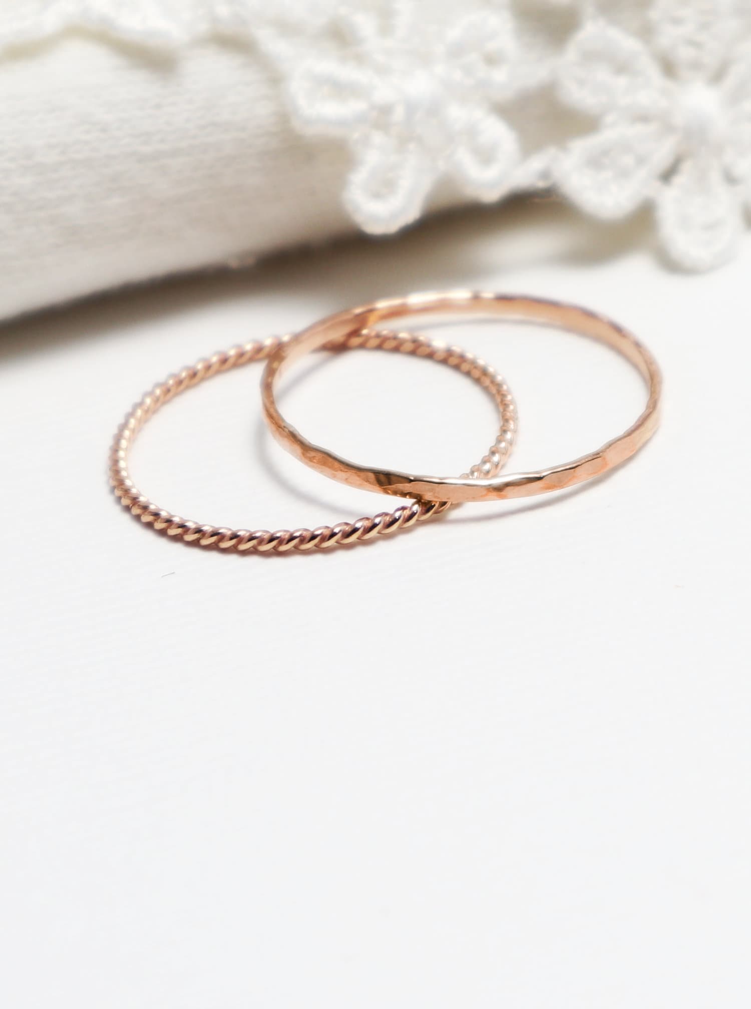 Dünne Rosegold Ring Set Von 2, Gehämmert, Twist, Zierliche Ringe Für Frauen, Daumenring, Zarter Stapelring, Minimalistisch | Felicity von IrresistiblyMinimal