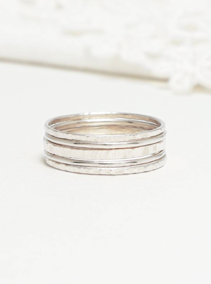 Minimalist Ring, Ringe Für Frauen, Silber Linie Gehämmert Stapelring, Set Von 5, Dicker Mitteldünner Stapelring | Wunderbare von IrresistiblyMinimal