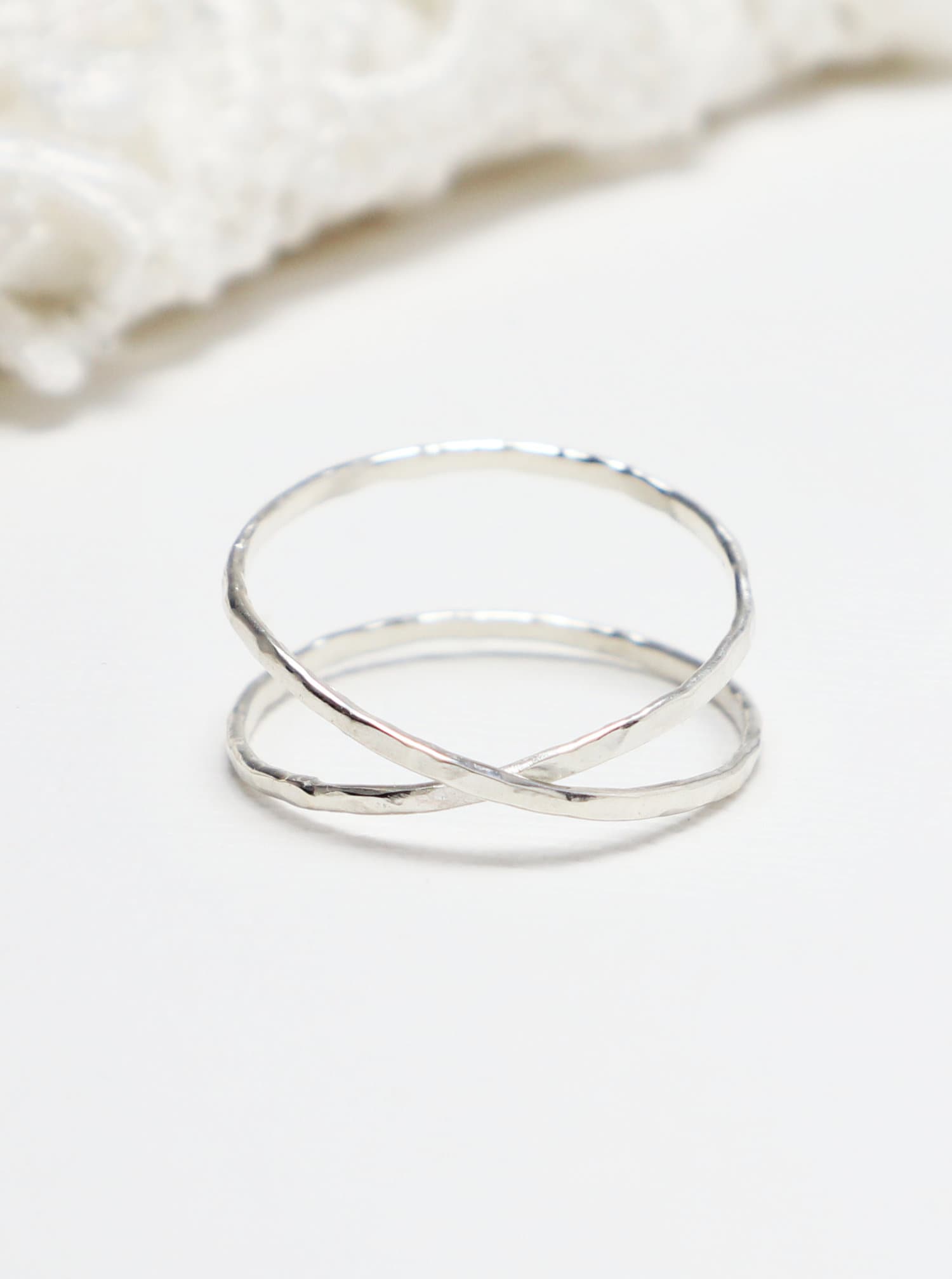 Super Dünn Silber X Gehämmert Ring, Criss Cross Ringe Für Frauen, Zierliche Zarte Unendlichkeit Versprechen Minimalist Ring | Lovex von IrresistiblyMinimal