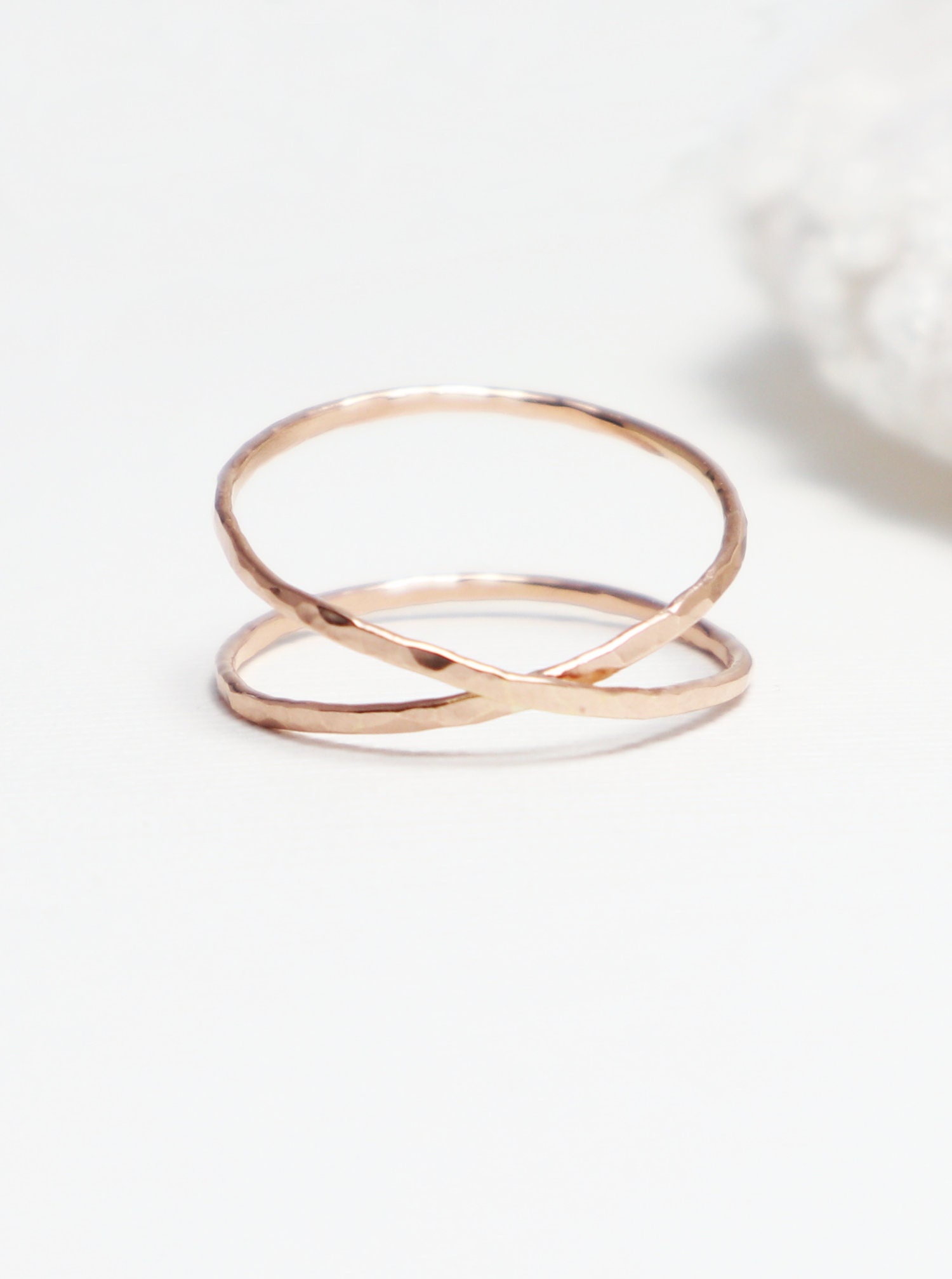 Super Dünner 14K Rosegold Criss Cross X Ring, Gehämmert, Goldringe Für Frauen, Daumenring, Zierlicher Versprechensring, Knöchelring | Lovex Ring von IrresistiblyMinimal