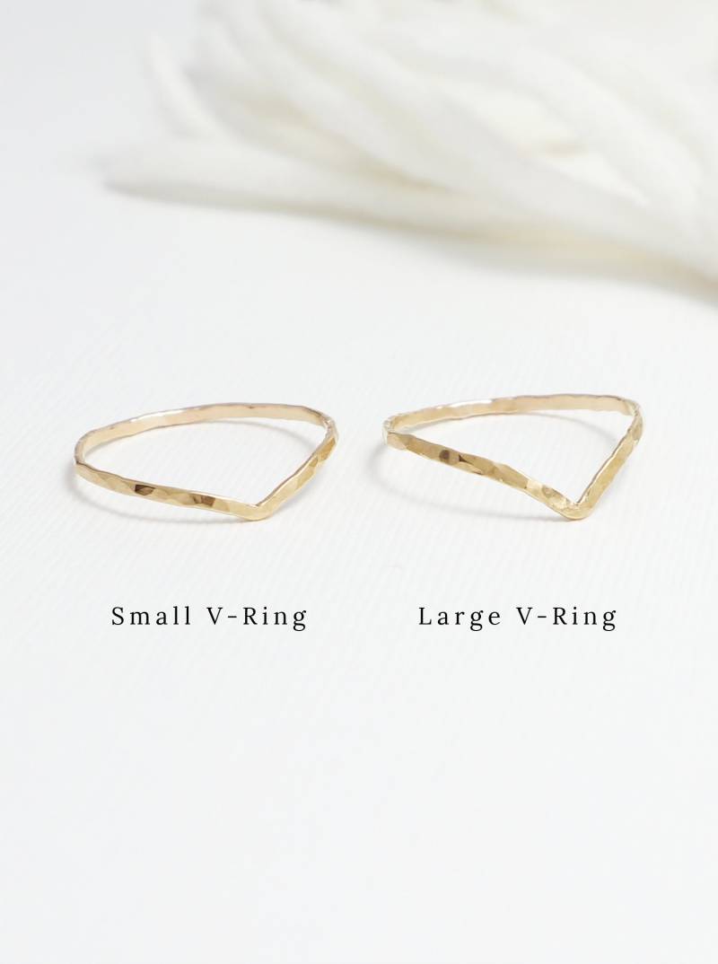 Super Dünner Gold Chevron V Ring, Gehämmerter Gebogener Zierliche Goldringe Für Frauen, Daumenring, Zarter Minimaler Stapelring | Esprit Ringe von IrresistiblyMinimal