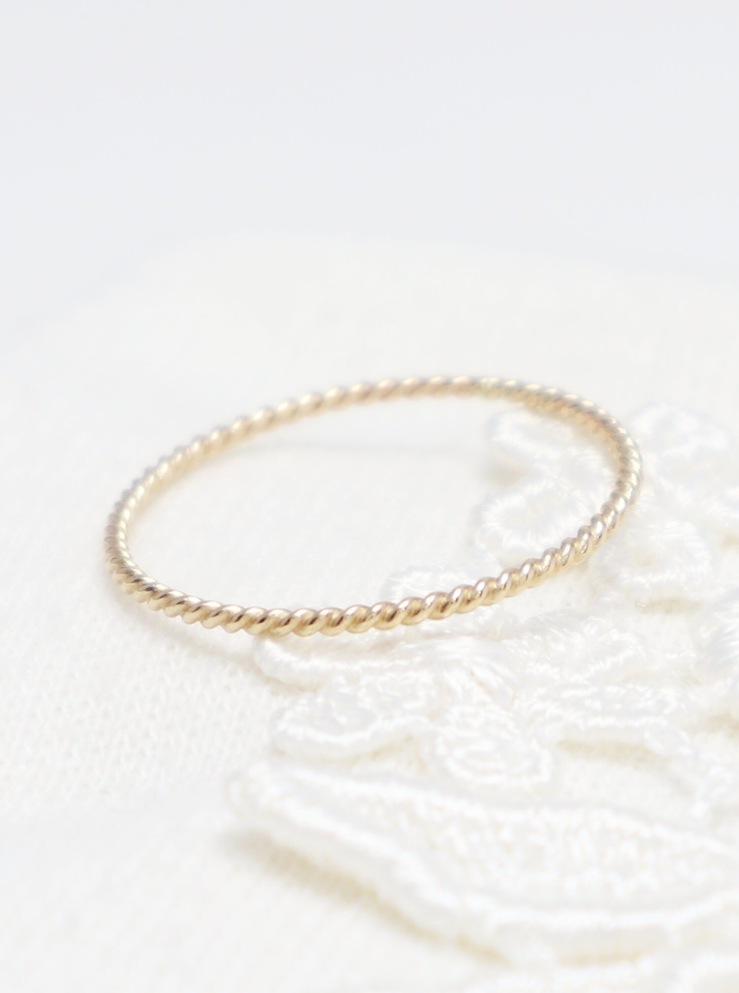 Super Dünner Gold Twist Ring, Goldringe Für Frauen, Schlichter Stapelring, Zierlicher Midi Ring | Optimismus Super Dünner Gold Twist Ring, Goldringe Für Frauen, Schlichter Stapelring, Zierlicher Midi Ring | Optimismus von IrresistiblyMinimal