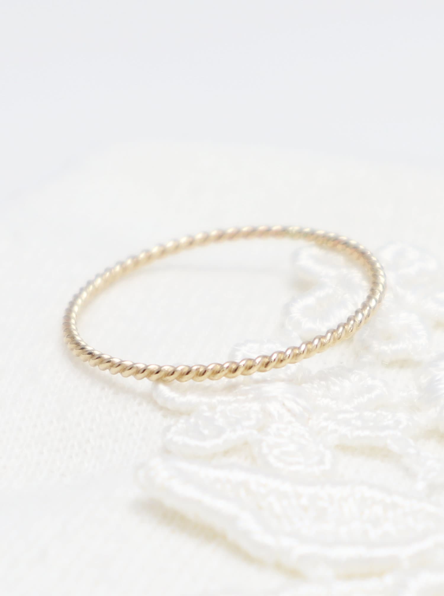 Super Dünner Gold Twist Ring, Ringe Für Frauen, Einfacher Stapelring, Zierlicher Zarter Daumenring, Midi Ring | Optimismus von IrresistiblyMinimal