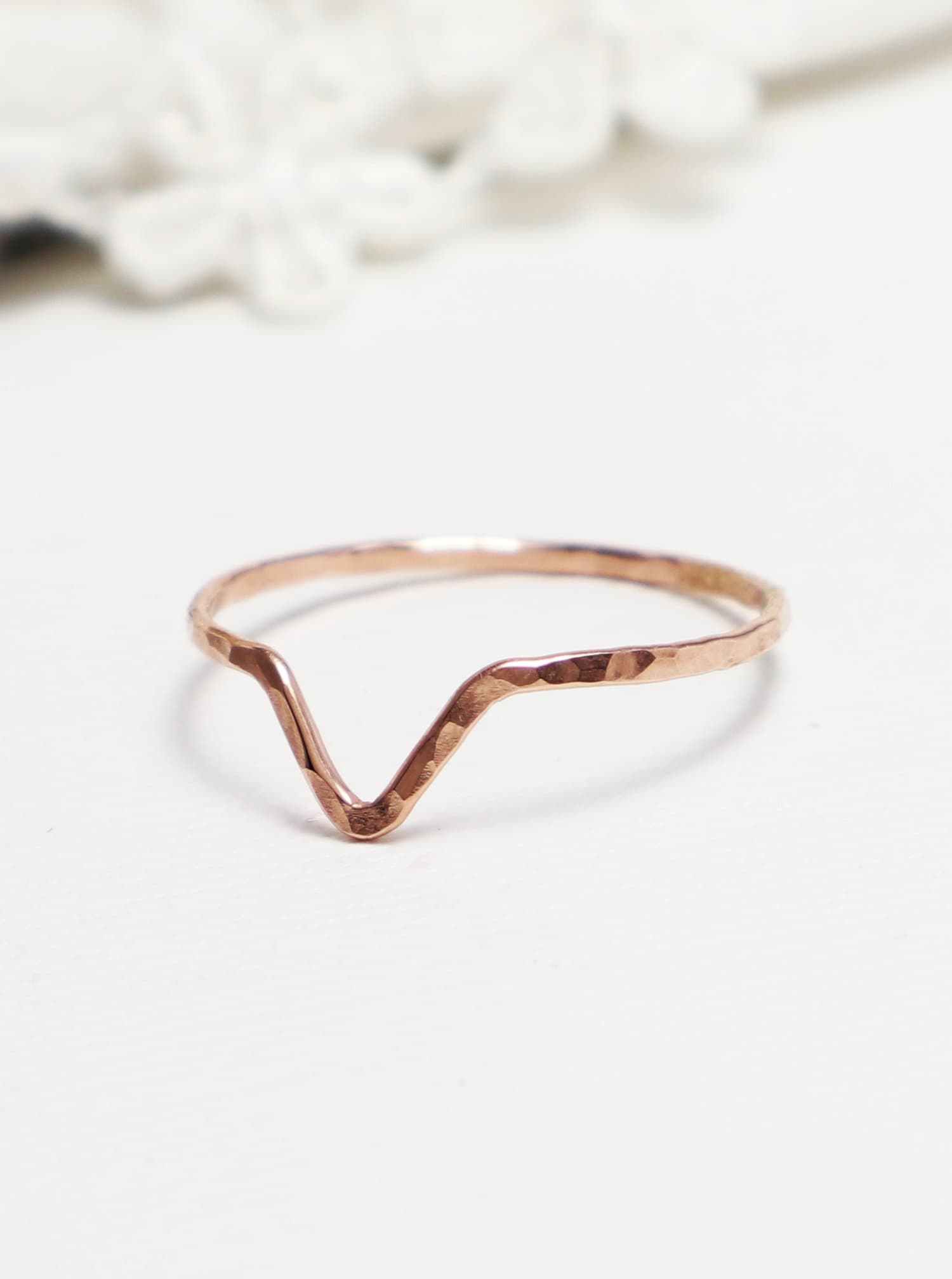 Super Dünner Rose Gold Chevron Ring, V Gehämmert, Geschwungene Ringe Für Frauen, Rosa Zarter Daumen Ring | Moxie von IrresistiblyMinimal