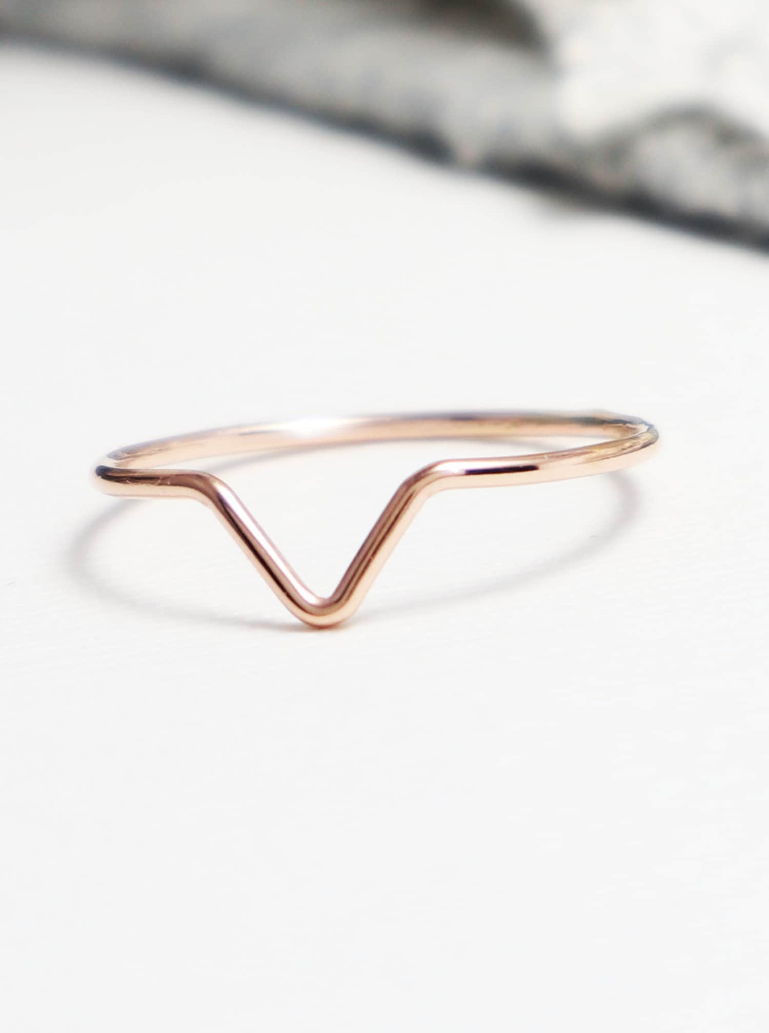 Super Dünner Roségold Chevron V Ring, Gold Ringe Für Frauen, Geschwungener Daumenring, Zierlicher Wellenring, Zarter | Moxie Ring von IrresistiblyMinimal