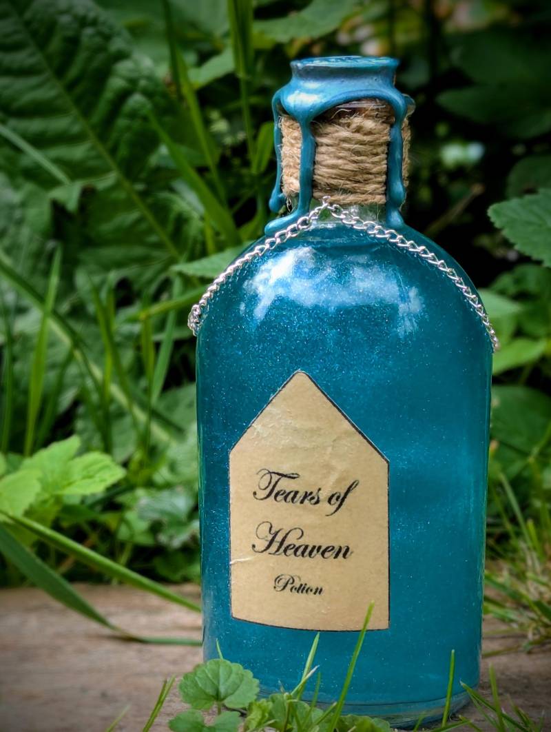Himmelstränen - Himmelblauer Fantasy Trank Mit Blauem Glitzer Handmade Potion Für Dnd, Larp, Cosplay & Witchy Deko Himmelstränen - Himmelblauer Fantasy Trank Mit Blauem Glitzer Handmade Potion Für Dnd, Larp, Cosplay & Witchy Deko von Irrlichtstube