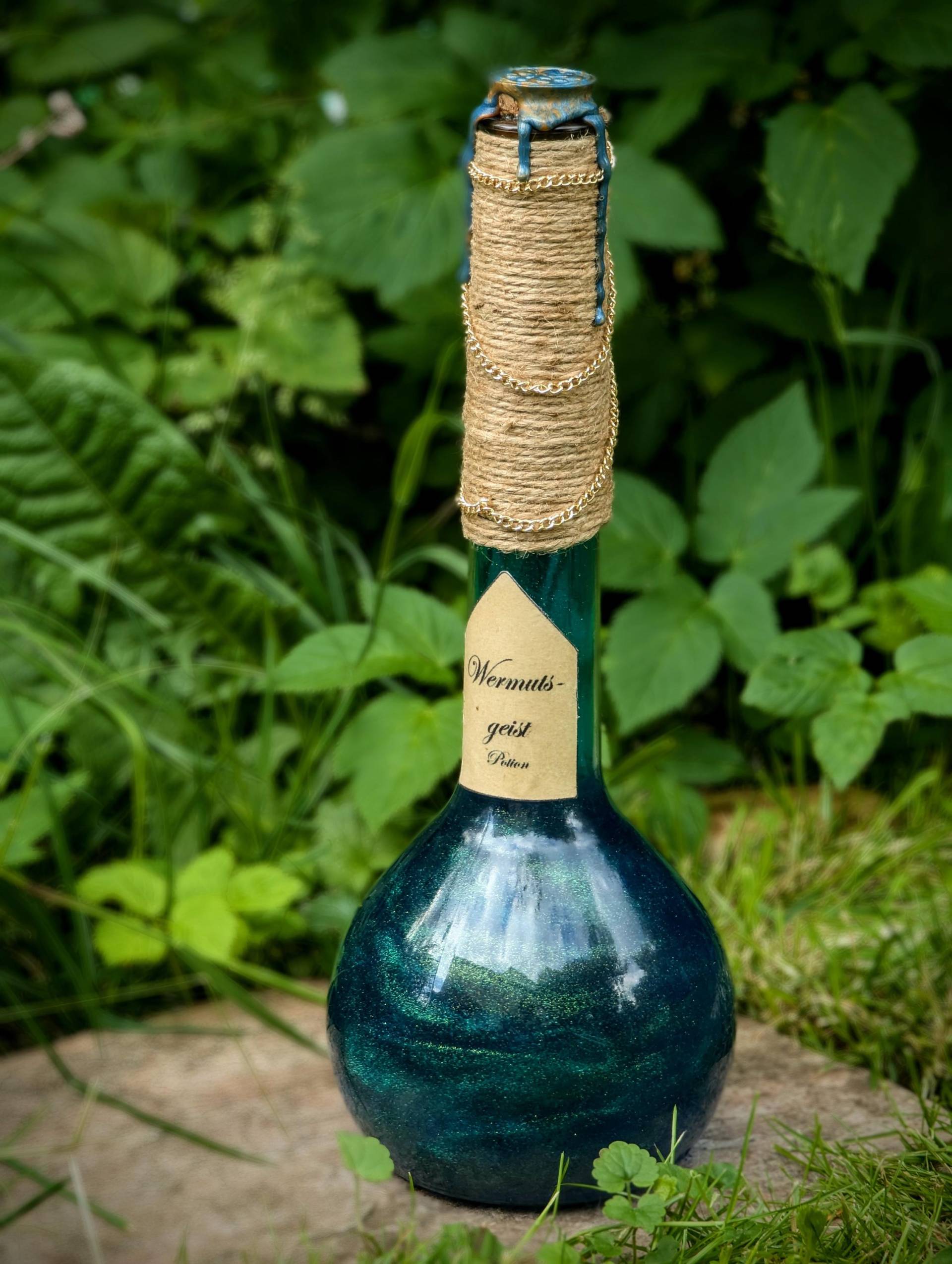 Wermutsgeist - Tiefer Blauer Fantasy Trank Mit Goldenem Glitzer Xl Handmade Potion Für Dnd, Larp, Cosplay & Witchy Deko Wermutsgeist - Tiefer Blauer Fantasy Trank Mit Goldenem Glitzer Xl Handmade Potion Für Dnd, Larp, Cosplay & Witchy Deko von Irrlichtstube