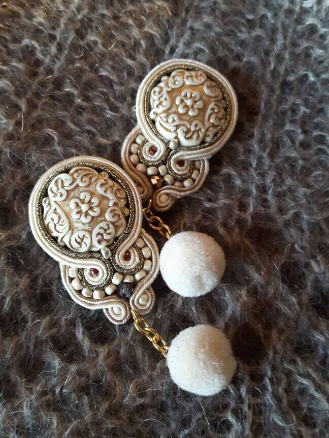 Soutache Ohrringe Mit Pompons; Sabble Ohrringe; Cozzy Vintage-stil Schmuck von IrynArs