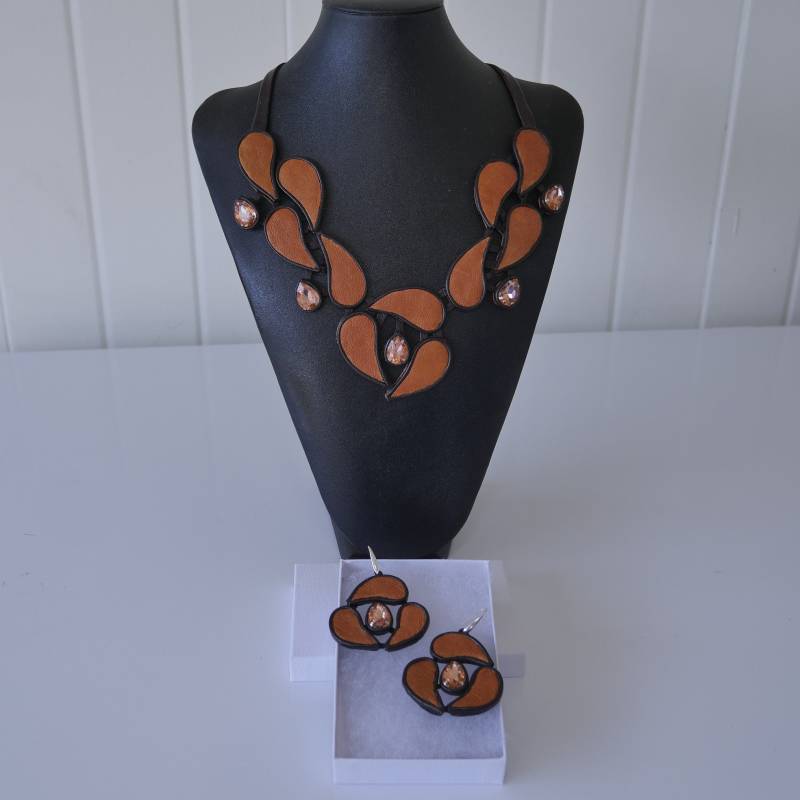 Braune Damen Schmuck Handarbeit Renaissance Leder Halskette Ohrringe Muttertag Geschenk Für Frau 3rd Anniversary Crystal Fashion Craft von IrynasArt
