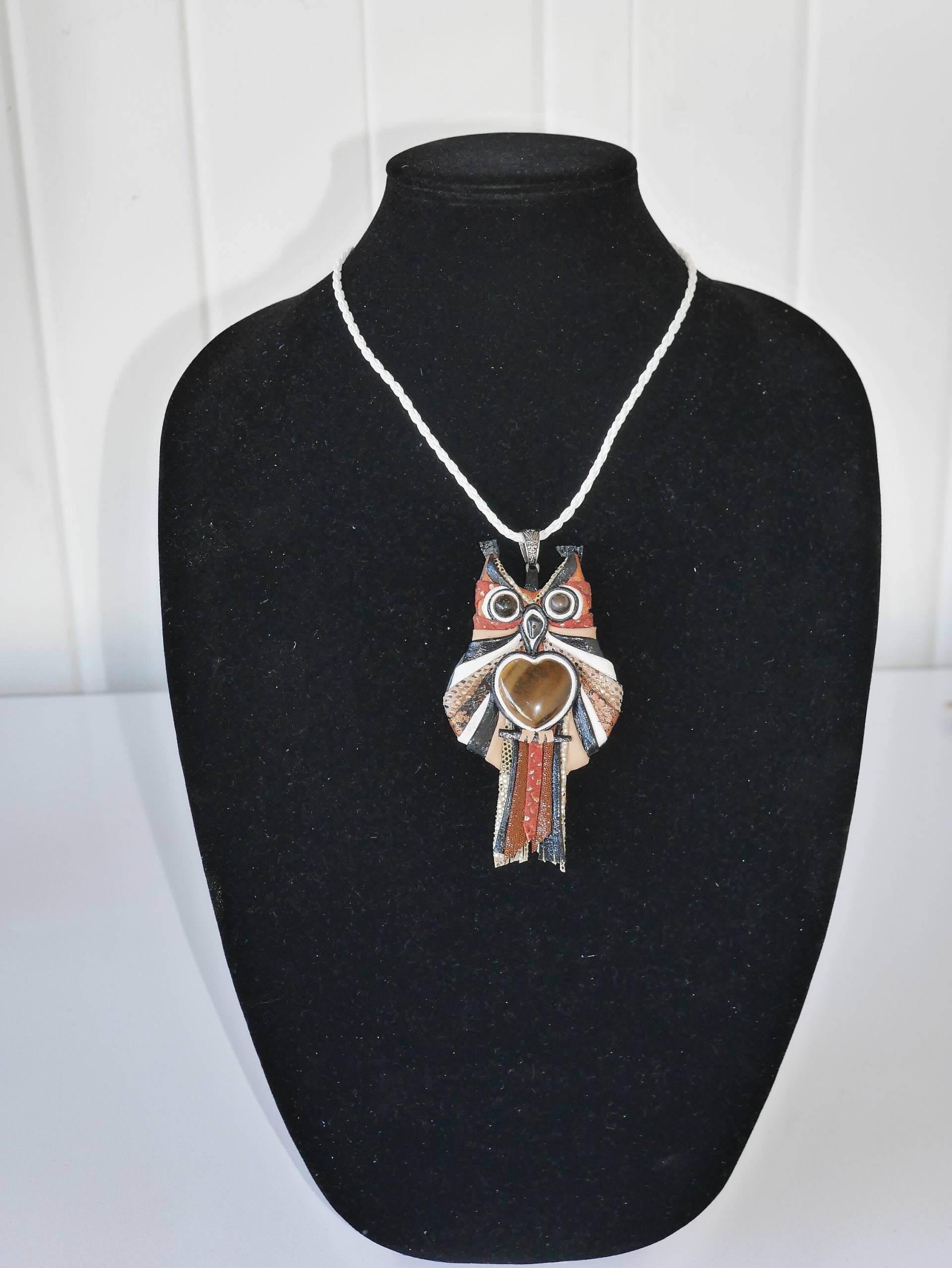 Eule Halskette Stein Tigerauge Leder Handwerk Anhänger Intuition, Handarbeit, Geschenk Für Frau, Accessoire, Edelstein, Eule, Perlen von IrynasArt