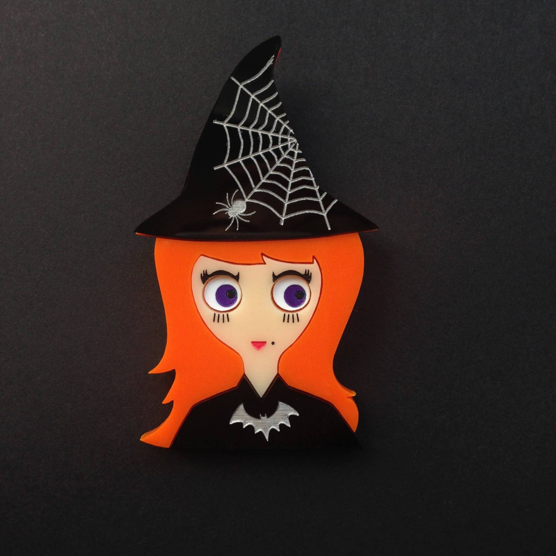 Acryl-Brosche Halloween, Vicky Die Kleine Hexe. Rotes Haar, Hut Schwarz Cobweb, Fledermaus von IsaDuval