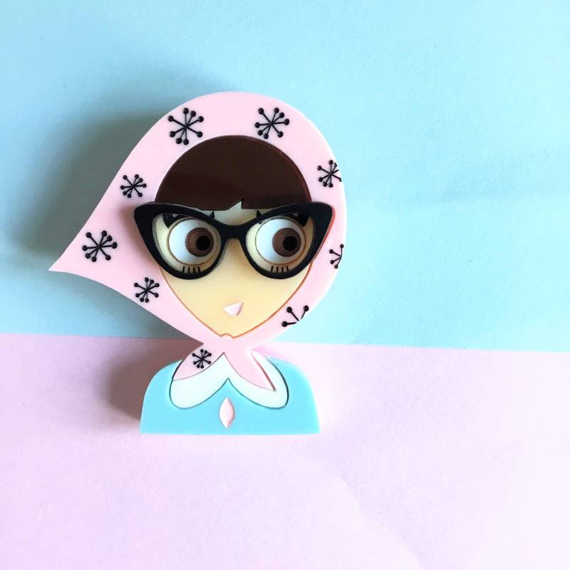 Alva Acryl Brosche, Ein 1950Er Jahre Mädchen, Mit Retro-Brille von IsaDuval