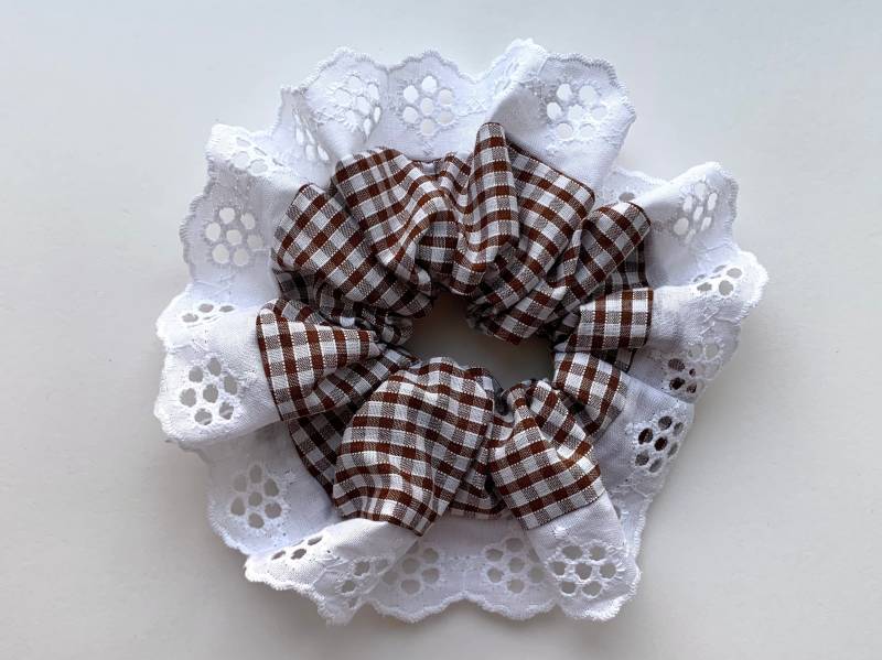 Braun Kariertes Scrunchie, Borte Mit Lochstickerei Braun Kariertes Scrunchie, Borte Mit Lochstickerei von IsabelSusanShop