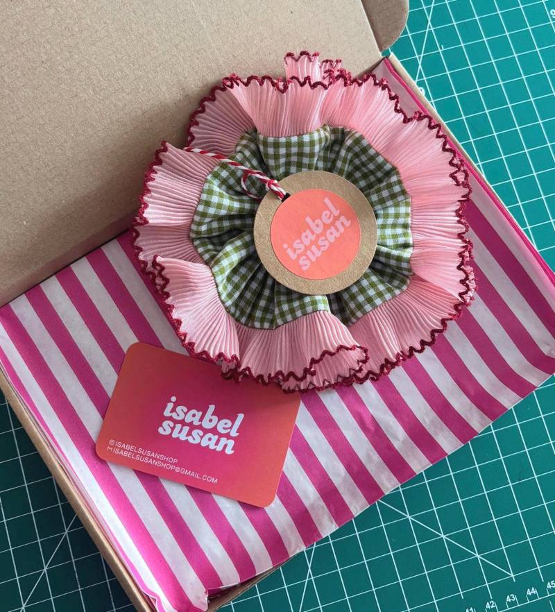 Handgemachtes Gingham Scrunchie Doppellagig in Olivgrün Mit Pinkem Frill von IsabelSusanShop