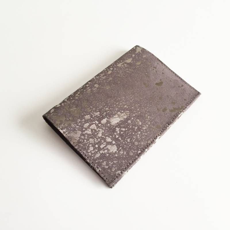 Luxus Handgefertigte Distressed Folie Metallic Wildleder Dunkel Lila Leder Passport Cover Halter von IsabelWongDesigns