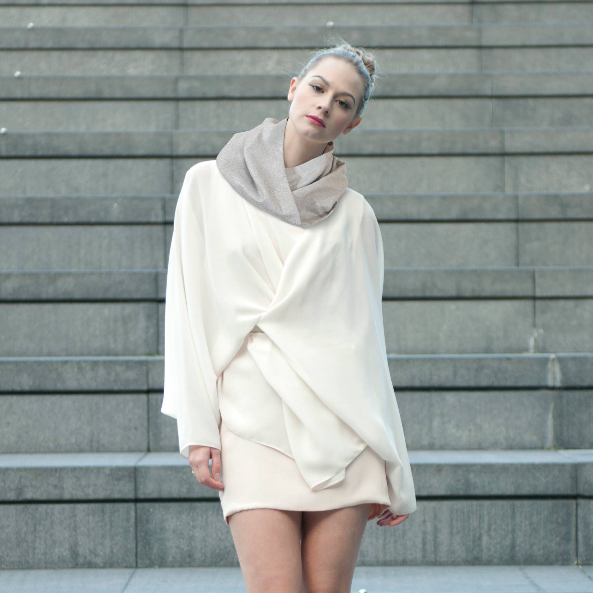 Luxus Light Grey Snood Soft Touch Kaschmir Gefühl Infinity Schal Hals Wickeln Leicht von IsabelWongDesigns